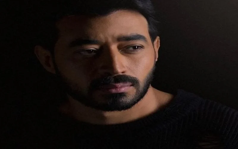 تحطم سيارة أحمد بتشان في حادث سير يثير قلق الجمهور حول سلامته